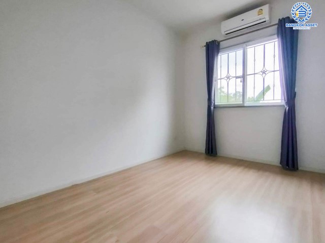 ทาวน์เฮ้าส์มือสอง โครงการ แกรนด์พลีโน่ รัตนาธิเบศร์ บนเนื้อที่ 18.6 ตร.ว. ฟังก์ชัน 3 ห้องนอน 2 ห้องน้ำ 1 ที่จอดรถ ทำเลดี เชื่อมต่อถนนติวานนท์ ถนนรัตนาธิเบศร์ ถนนนครอินทร์ ถนนราชพฤกษ์ ใกล้รถไฟฟ้าสายสีม่วง "สถานีบางพลู" และทางด่วน "ศรีรัช"